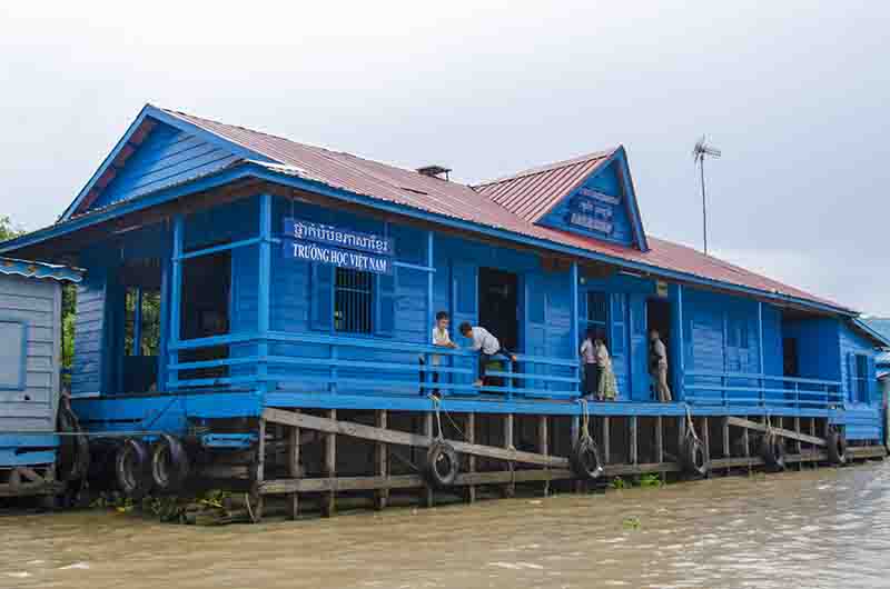 04 - Camboya - lago Tonle Sap y pueblo flotante de Chung Knearn - escuela